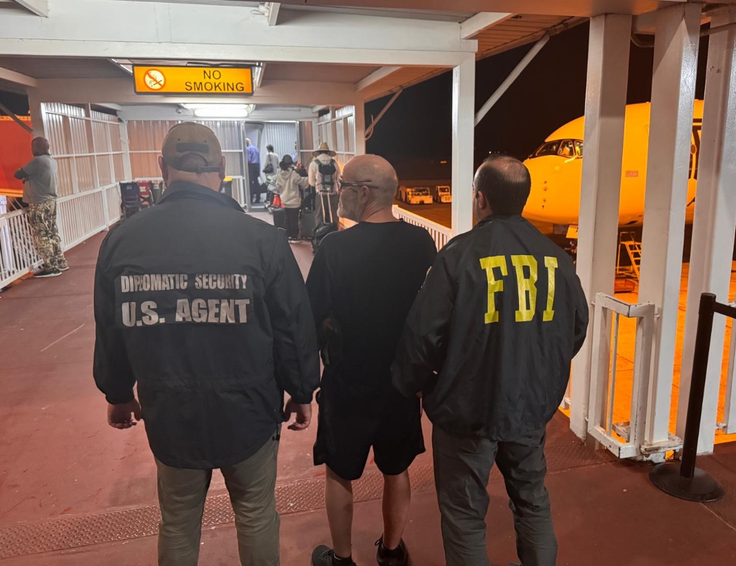 Edward Zimbardi na Fidžiju v spremstvu agentov FBI. | Foto: FBI