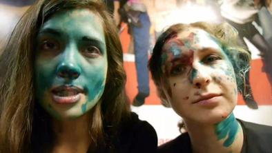 Neznanci napadli članici Pussy Riot (video)