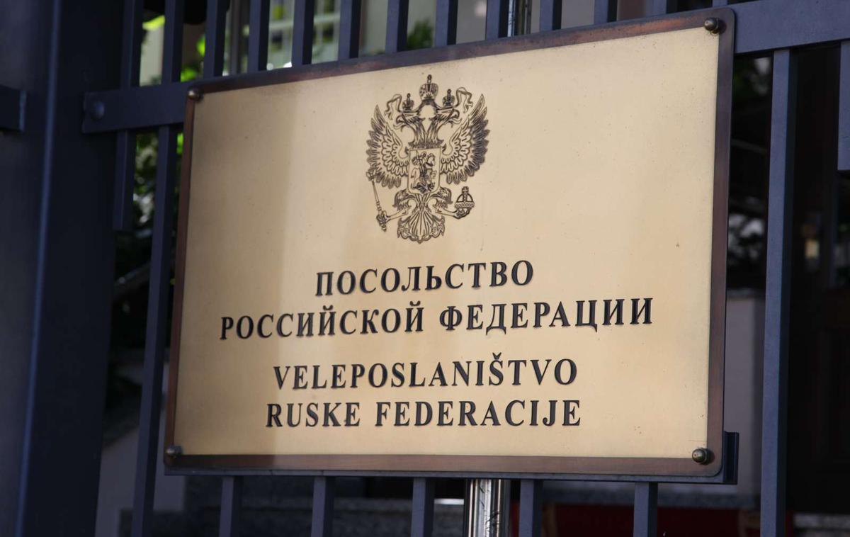 Rusko veleposlaništvo | Slovenija bo s partnericami in zaveznicami v sodelovanju z Mednarodnim kazenskim sodiščem (ICC) storila vse, da bodo storilci odgovarjali za te grozljive zločine, so poudarili na ministrstvu za zunanje zadeve. | Foto STA