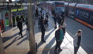 Zamišljena ženska s telefonom in tramvaj: kaj gre lahko narobe? #video