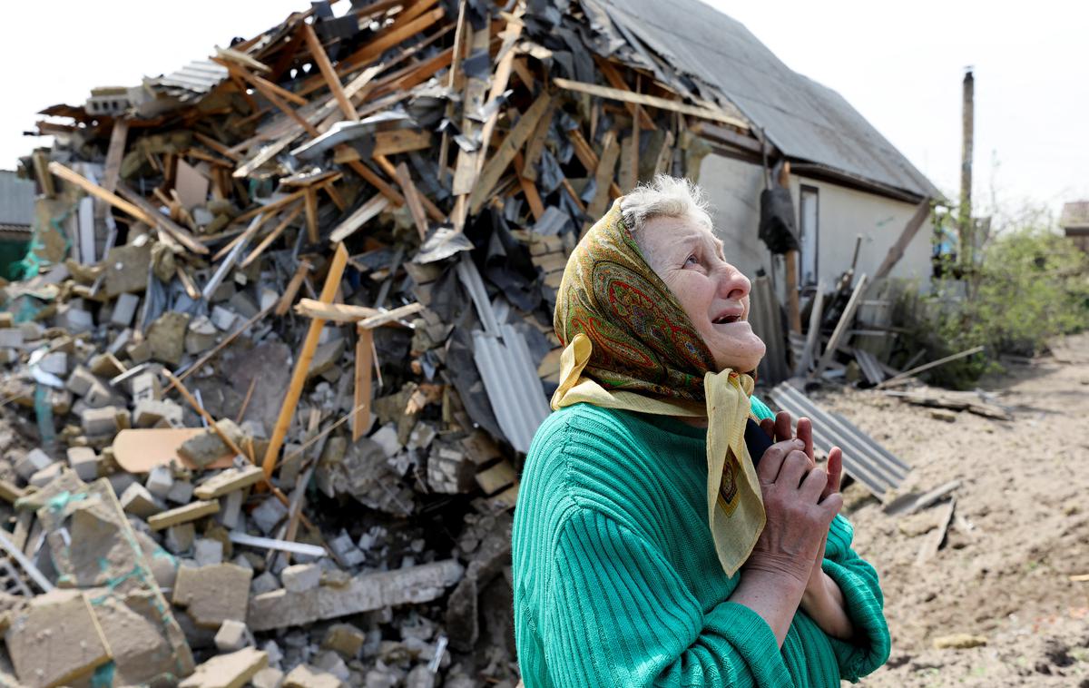 Ukrajina | Babica iz Luganska je v napadu izgubila 14-letnega vnuka.             Fotografija je simbolična.  | Foto Reuters