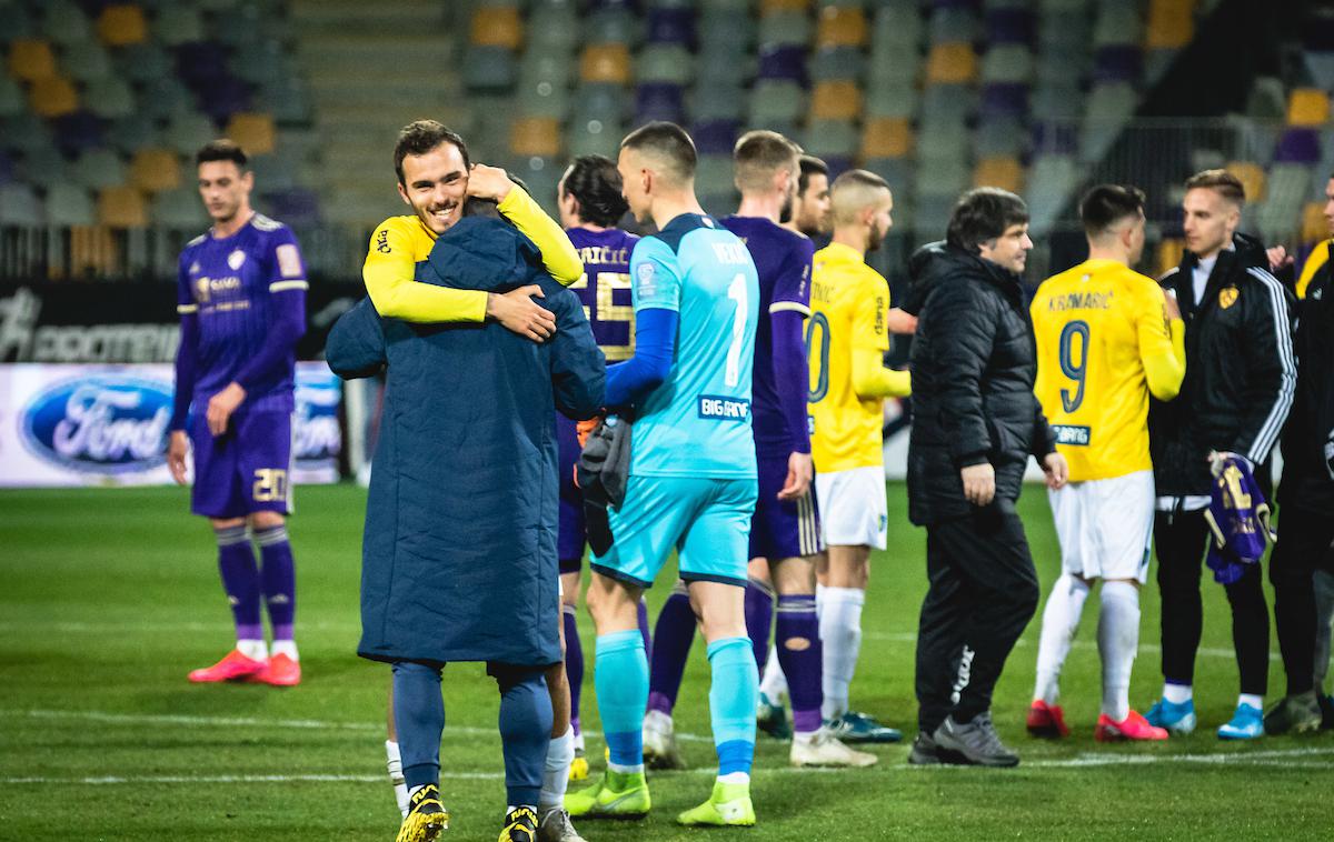 Maribor Bravo | Veselje nogometašev Brava po prvi zmagi nad Mariborom, odkar nastopajo v prvi ligi. | Foto Blaž Weindorfer/Sportida