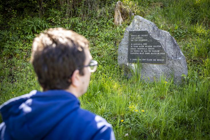 Spominsko obeležje ob skakalnicah v Mengšu. | Foto: Bojan Puhek