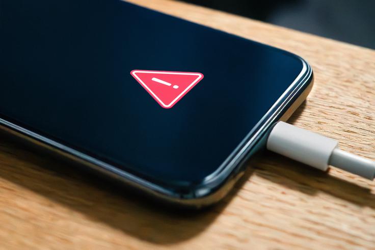 Ko je mobilni telefon izpostavljen višjim temperaturam, je načeloma odsvetovano tudi polnjenje baterije, saj to tudi v običajnih razmerah praviloma povzroči segrevanje naprave. | Foto: Shutterstock