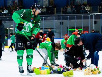 Olimpija prekinila niz porazov, na tivolski led leteli dobrodelni pliški