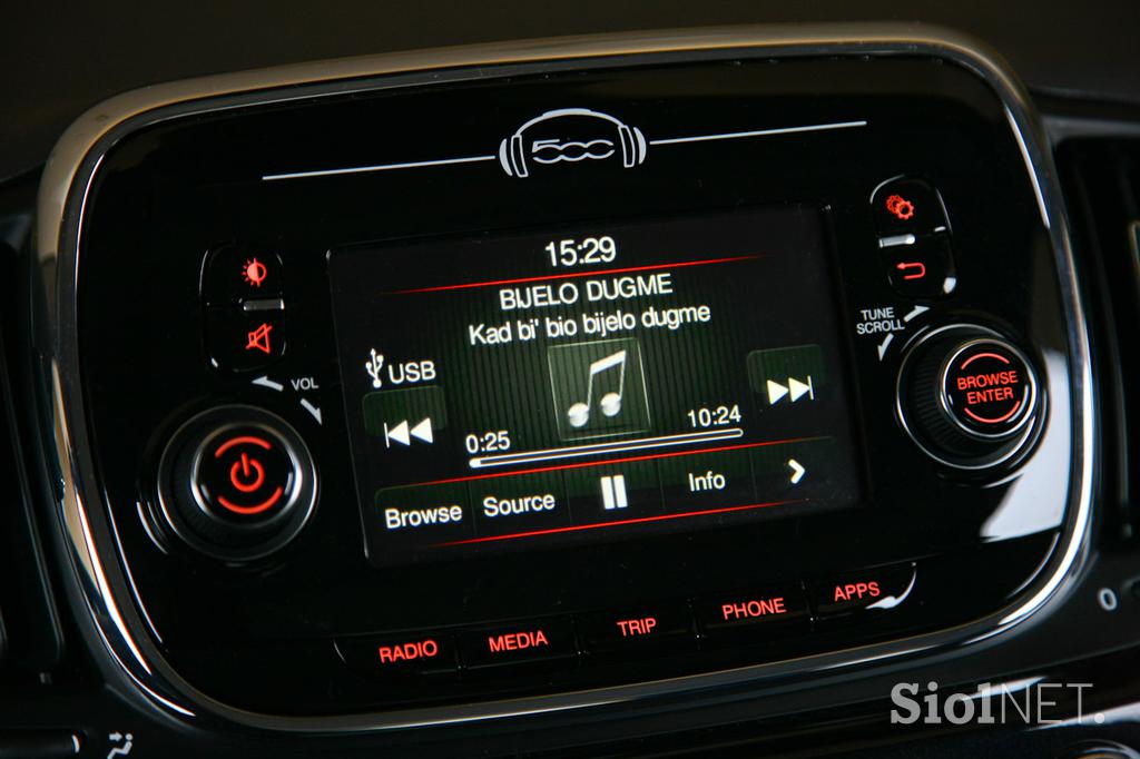 Fiat 500 1.2 8V lounge - šik mestni malček s posluhom za visoko modo