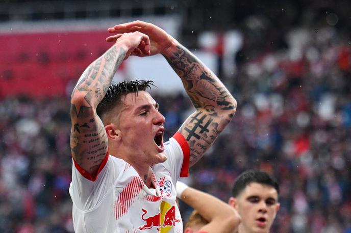 Benjamin Šeško | Benjamin Šeško je lani podaljšal pogodbo z Leipzigom do leta 2029, a s tem govoric, da bi se lahko v kratkem odpravil drugam, ni bilo konec. Pred začetkom poletnega prestopnega roka so znova oživele. Mladi Slovenec, ki bo konec meseca dopolnil 22 let, je tarča številnih bogatih angleških klubov, tako da se bo njegovo ime v naslednjih tednih zelo pogosto pojavljalo na naslovnicah. | Foto Reuters
