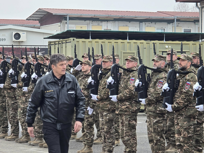 Minister Borut Sajovic obiskal slovenske vojake na Kosovu