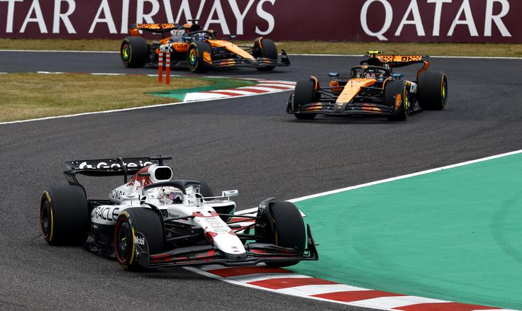 Max Verstappen ni dal dirkačema McLarna nobene možnosti. | Foto: Reuters