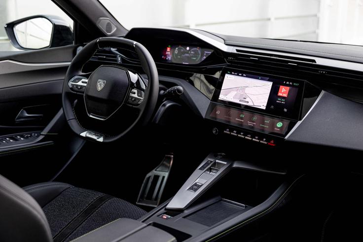 Hibridni Peugeot 308 je most med povsem električnimi vozili in klasičnimi vozili, tudi z dizelskim motorjem. Ima dovolj moči, da poteši zahteve dinamičnih voznikov, hkrati pa zaradi uglajenosti vožnje cilja tudi na voznike, ki cenijo varčno in nestresno vožnjo. | Foto: P AUTOMOBIL IMPORT D.O.O.
