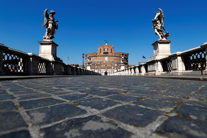 Italija Rim | Za Italijani sta prva dva tedna karantene. Novi realnosti, v kateri njihovi rituali trpijo, so se hitro prilagodili, saj se zavedajo, da se lahko stvari še poslabšajo. | Foto Reuters