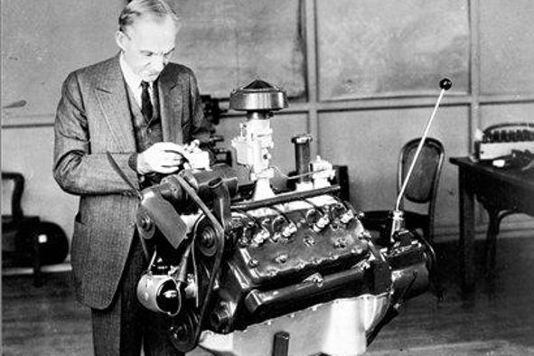 Patentiran motor V8