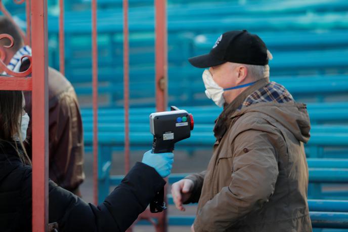 koronavirus | Šport je v Sloveniji zaradi koronavirusa zamrznil. V Belorusiji je denimo v teku nekaj ligaških tekmovanj, gledalce pa ob vstopu na športni objekt pregledujejo. | Foto Reuters