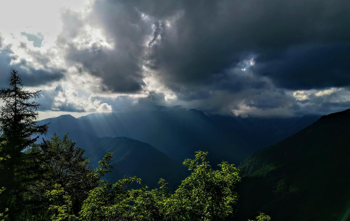 nevihta gore v gorah | Foto Matjaž Šerkezi/PZS