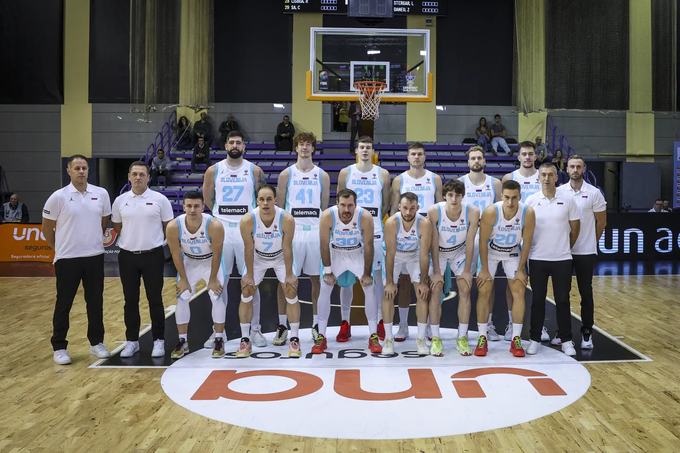 Slovenska reprezentanca na Portugalskem. | Foto: FIBA