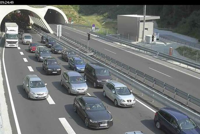 Razmere na slovenskih cestah: gneča, zastoji in čakalne dobe na mejnih prehodih