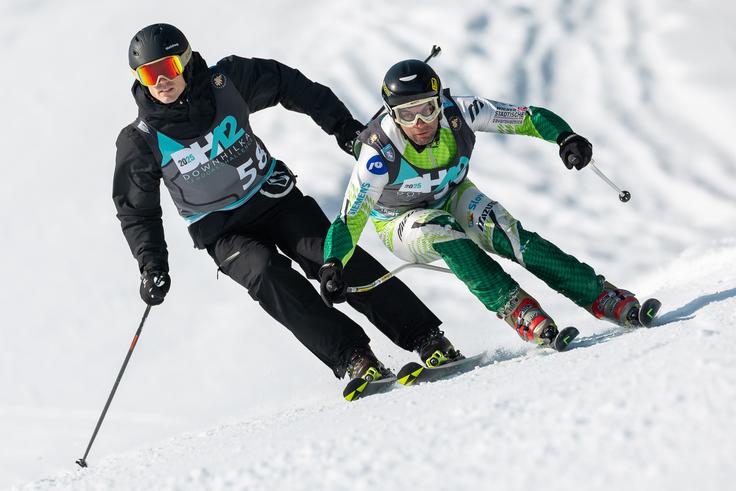 Na 12-urni preizkušnjio Downhilka niso tuja niti prehitevanja na snegu. | Foto: Grega Valančič