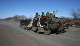 Proruski separatisti in vojska na vzhodu Ukrajine začeli umikati orožje