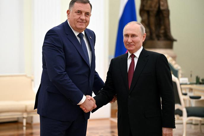 Milorad Dodik, Vladimir Putin | Dodik je prepričan, da evropska varnostna arhitektura nikoli ne bo delovala avtonomno, saj se v okviru Nata na Evropo gleda zgolj kot čezatlantsko trdnjavo ZDA. Ob tem je tudi opozoril, da je EU postala vazal ZDA, poroča srbska tiskovna agencija Tanjug. | Foto Reuters