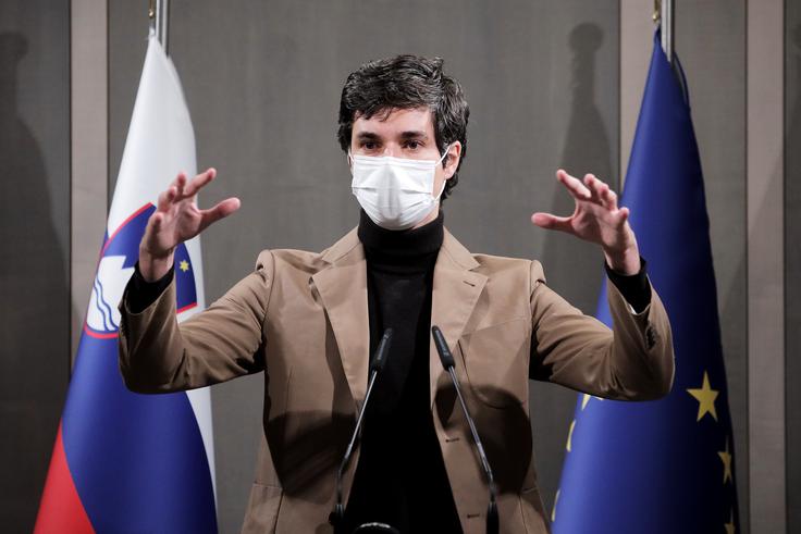 Ko bo cepiva dovolj za vse, se je pripravljen javno cepiti tudi koordinator Levice Luka Mesec, vendar v Levici poudarjajo, da imajo "absolutno prednost pri cepljenju rizične skupine". | Foto: STA ,