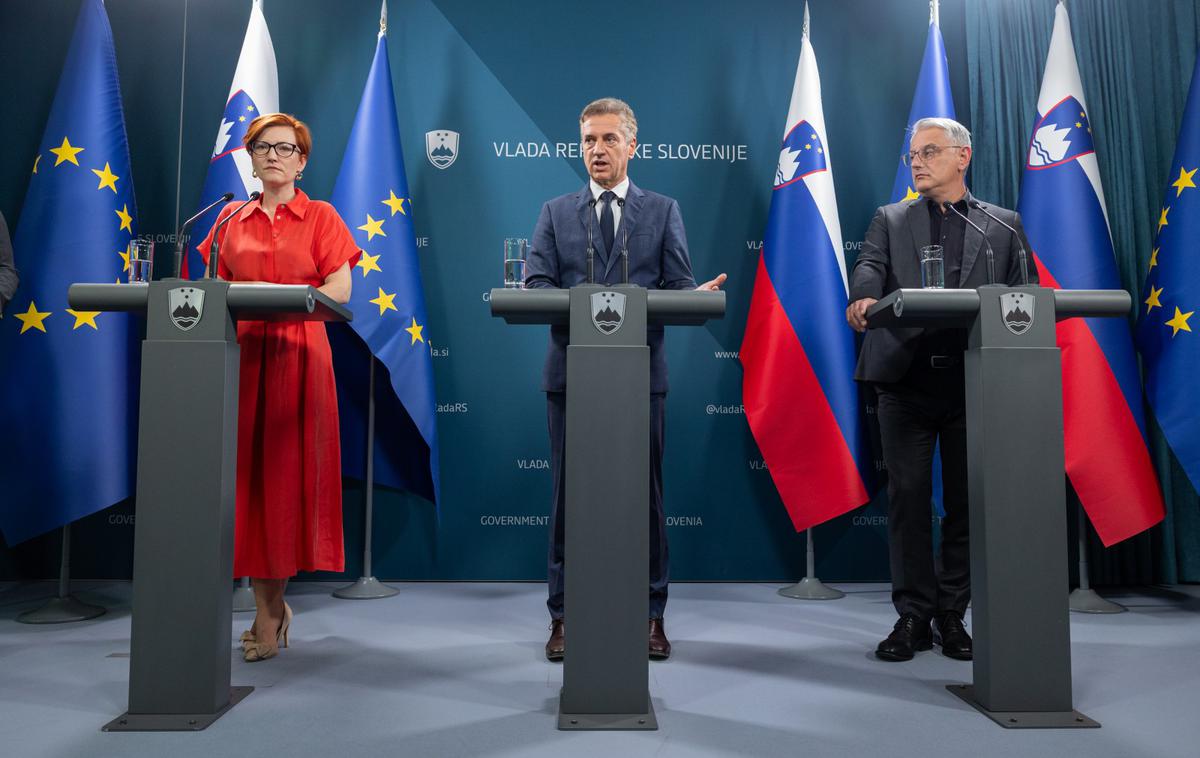 Tretj aobeltnica Vlade RS - Golob, Han, Vrečko | V ponedeljek bodo po napovedih za skupno mizo sedli vodje vseh treh koalicijskih strank in njihovih poslanskih skupin ter generalni sekretarji. | Foto STA
