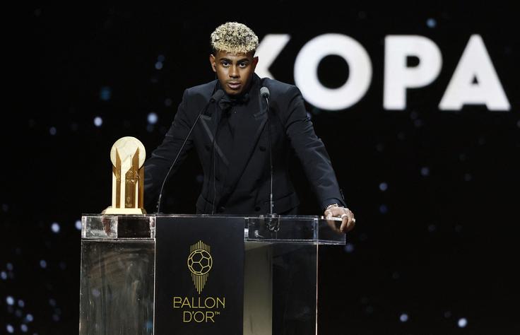 Lamine Yamal je na letošnji prireditvi Ballon d'Or prejel tolažilno lovoriko. Še drugič zapored je osvojil trofejo kopa, namenjeno najboljšemu mlademu nogometašu do 21 let. | Foto: Reuters