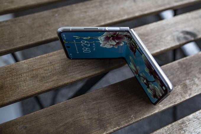 Nevidnost in mehansko odpornost pregiba na pametnem telefonu Huawei P50 Pocket njegovi snovalci pripisujejo dvema novima lastnima tehnologijama.   | Foto: Ana Kovač