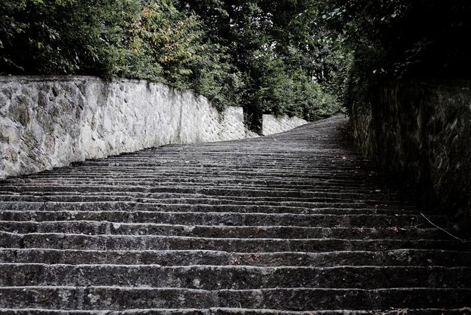 Stopnice pri naših sosedih, na katerih je umrlo ogromno ljudi