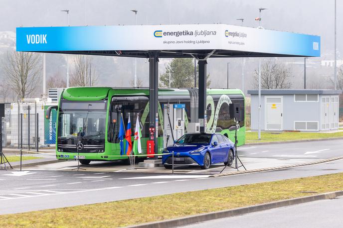 vodik polnilnica LPP Toyota | Mestni avtobus in toyota mirai na javni vodikovi polnilnici v Ljubljani. | Foto Mihael Kuzmič