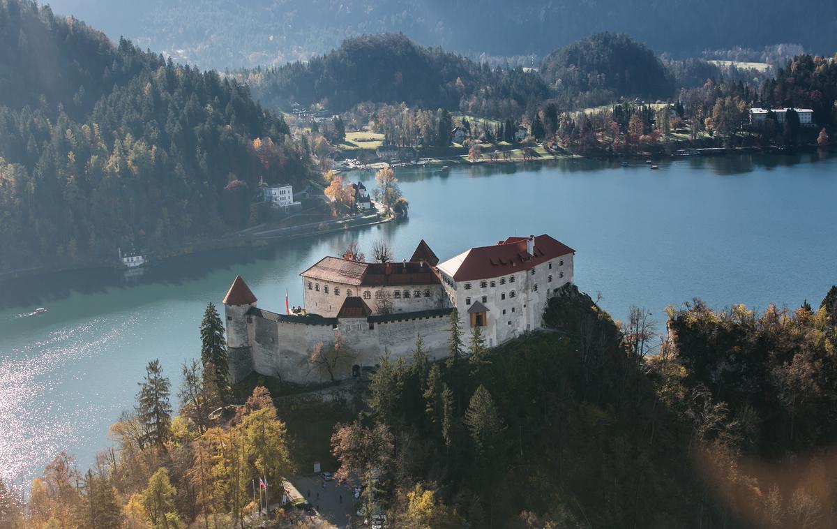 Blejski grad | Z obiskom so zadovoljni, pravijo v zavodu za kulturo Bled, dostop na grad pa bi radi omogočili tudi invalidom.  | Foto Klemen Korenjak