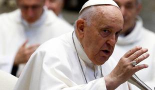 Papež prestal operacijo trebušne kile