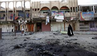 V bombnem napadu Islamske države v Bagdadu ubitih najmanj 76 ljudi