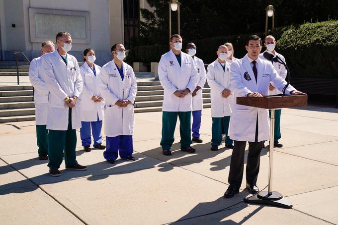 Zdravniška ekipa, ki spremlja okrevanje ameriškega predsednika Donalda Trumpa.
 | Foto: Reuters