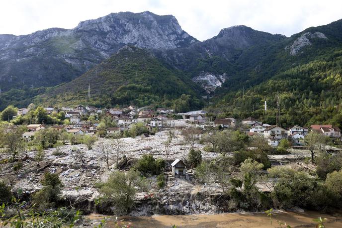 Spodnja Jablanica | Domačini Jablanice s prstom kažejo na kamnolom nad vasjo, ki naj ne bi imel vseh dovoljenj. | Foto Pixsell/Armin Durgut