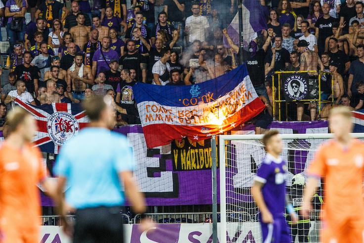 Na južni tribuni mariborskega štadiona so gorele navijaške zastave gostujočih privržencev. | Foto: Grega Valančič/Sportida