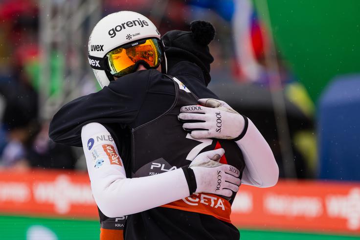 Domen Prevc v objemu Lovra Kosa. | Foto: Grega Valančič
