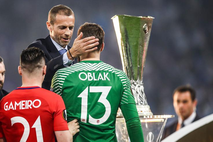 Aleksander Čeferin je leta 2018 s posebno častjo in zadovoljstvom "okronal" rojaka Jana Oblaka po zmagi v finalu lige Europa. | Foto: Guliverimage/Getty Images