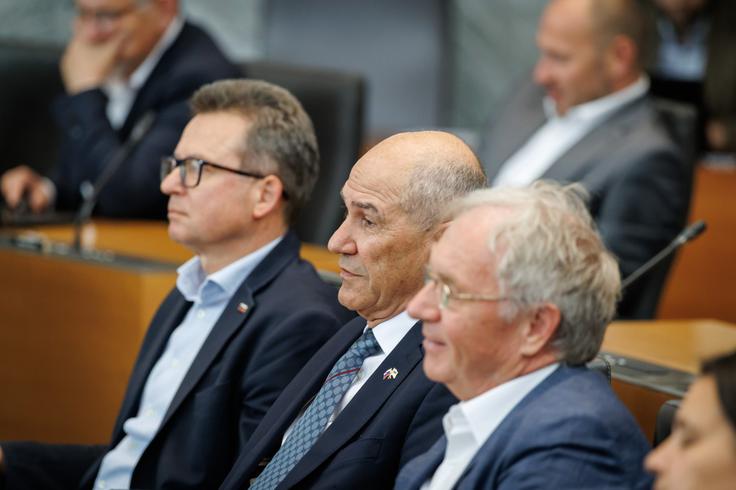 "V slovenskem knjižnem jeziku obstaja ena beseda, s katero se da opisati takšen pristop in temu se reče zavist. Levica v Sloveniji na zavisti gradi svojo politiko," je sklenil. | Foto: Nebojša Tejić/STA