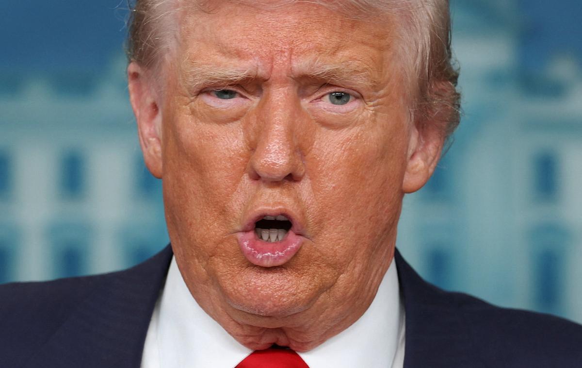Donald Trump | Trump je danes zagotovil, da namerava po petkovem srečanju poklicati Zelenskega in druge evropske voditelje. Današnji video pogovor z evropskimi voditelji in Zelenskim pa je opisal kot "zelo dobrega". "Ocenil bi ga z 10, zelo prijateljsko," je v pogovoru z novinarji pokomentiral Trump, ki se je v Washingtonu udeležil podelitve nagrad za umetnost Kennedyjevega centra. | Foto Reuters
