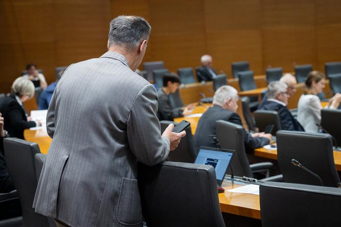 Državni zbor | Poslanci koalicije so zakon kljub nekaterim nestrinjanjem podprli, prav tako sta to storila predstavnika manjšin. Ostali so bili proti, veliko poslancev opozicije pa je tudi manjkalo.  Poslanci so na koncu podprli koalicijska dopolnila, s katerimi so med drugimi sprejeli nomotehnične popravke in upoštevali pripombe zakonodajno-pravne službe. | Foto STA