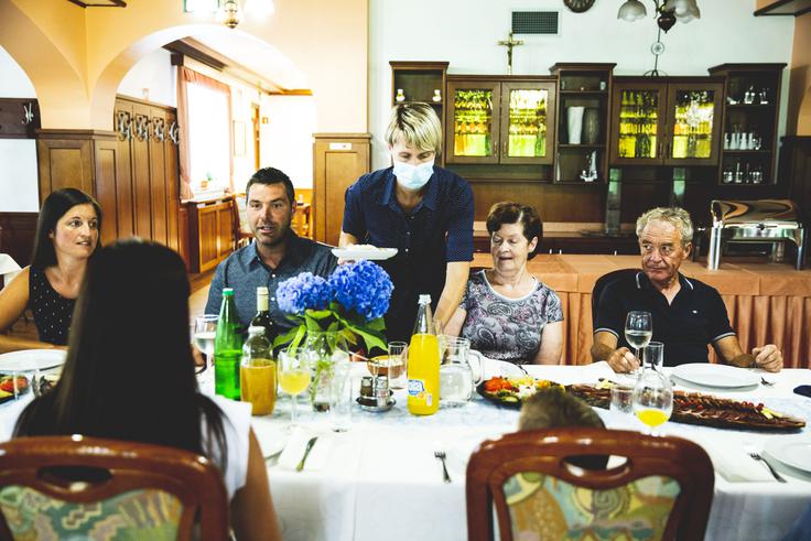 Danes se stvari počasi normalizirajo, vendar je pot do stanja, kakršen je bil pred korono, še dolga. | Foto: 