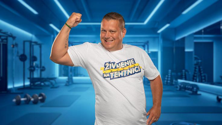 Dejan je 36-letni mož in oče dveh hčerk, ki v oddajo vstopa s 128 kilogrami in jasnim ciljem – izgubiti želi 50 kilogramov. Teža se mu je z leti počasi povečevala, danes pa si želi predvsem ponovno priti v formo in živeti aktivneje. Rad bi brez izgovorov in pomanjkanja energije z otrokoma hodil v hribe, tekel in užival v skupnih aktivnostih. Največ mu pomeni družina, zato so žena in hčerki pomemben del njegove motivacije, obenem pa želi po koncu oddaje prav on postati motivacija njim. Dejan pravi, da je zdravje največje bogastvo, zato si želi preostanek življenja preživeti zdrav, fit in aktiven. | Foto: Planet TV