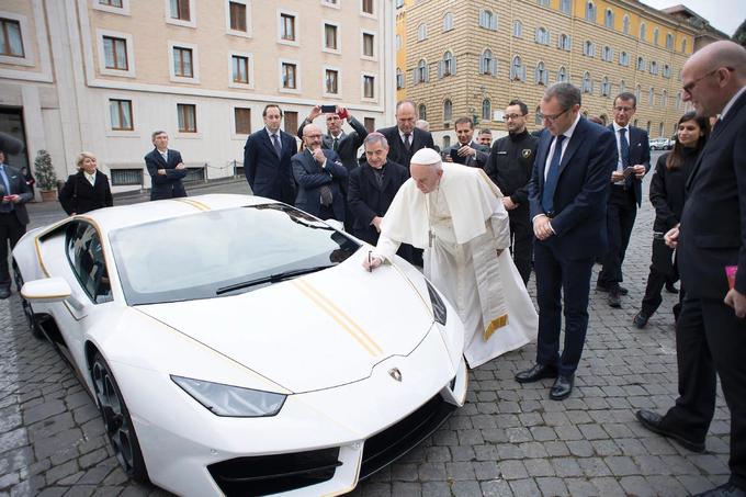 Papež Frančišek je lamborghinija prejel v dar novembra. | Foto: Lamborghini