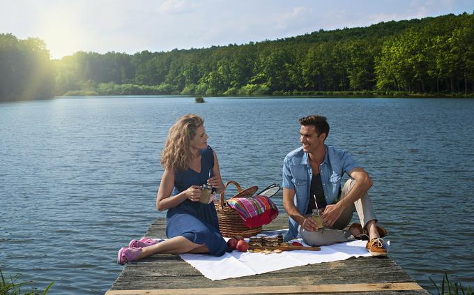 Piknik na obrežju Bukovniškega jezera vama bo za vedno ostal v spominu. | Foto: 