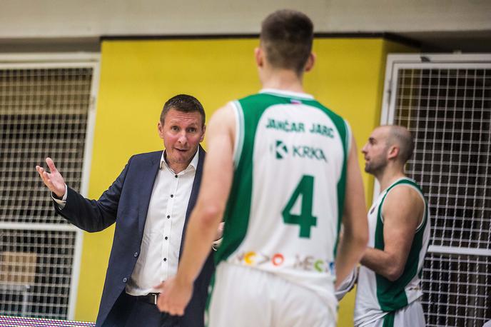 Krka Simon Petrov | Simon Petrov v tej sezoni veliko minut namenja mlajšim košarkarjem. | Foto Grega Valančič/Sportida