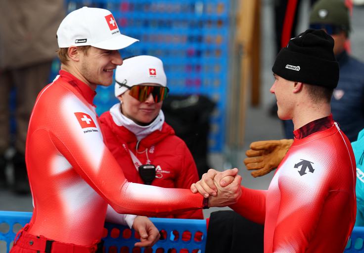 Marco Odermatt je takole čestital znova hitrejšemu rojaku. | Foto: Reuters