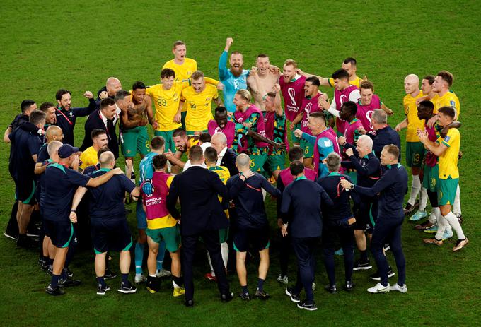 Proslavljanje avstralski nogometašev, ki so verjetno že usmerjeni na naslednjo tekmo. V osmini finala jih čaka Argentina. | Foto: Reuters