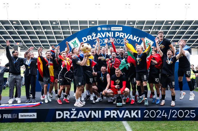 Olimpija prvak 1. SNL | Nogometaši Olimpije so prejeli pokal za slovenskega prvaka. Slavje se je nato preselilo na ljubljanske ulice in Kongresni trg. | Foto Aleš Fevžer