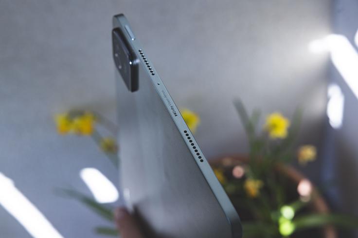 Zgornja stran tablice Xiaomi Pad 8 Pro, na kateri sta, enako kot na spodnji strani, dva zvočnika. | Foto: Ana Kovač