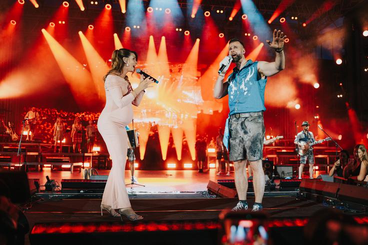 Med prvimi se je Fehtarjem na odru pridružila Ana Ferme, ki je zapela njihov skupni duet Daleč. | Foto: Žan Zajc